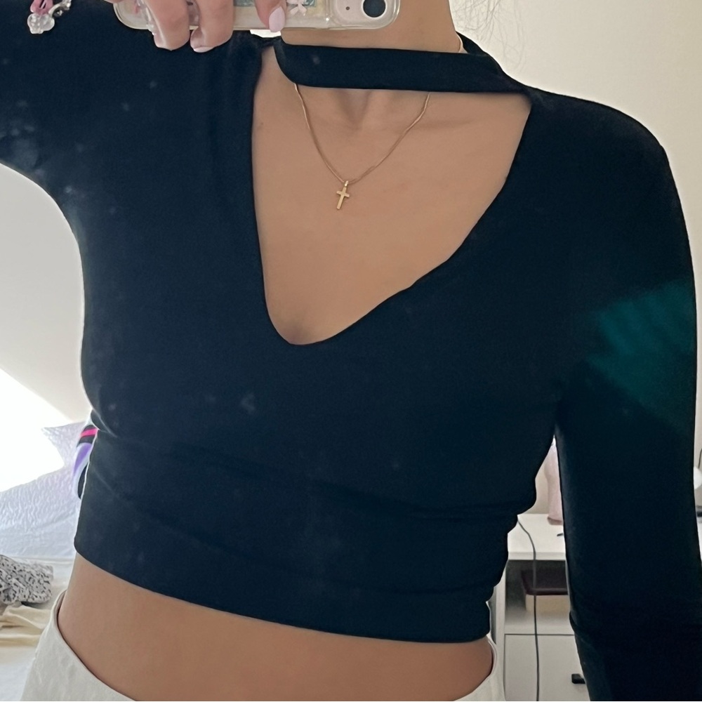 Lulu's Black Long Sleeve Crop Top with Cut Out